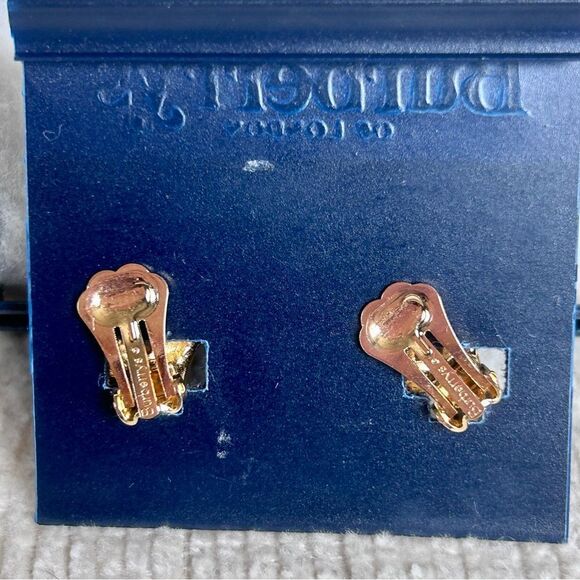 Burberrys Clip On Earrings with Original box - Picture 3 of 4